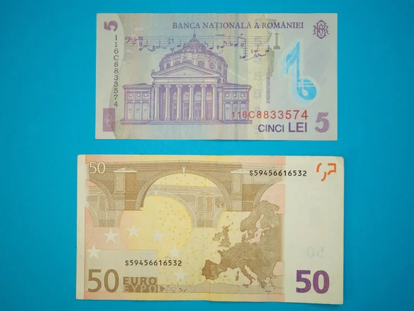 Beş Romence Lei Mavi Arka Plan Üzerinde Euro Banknot Düz — Stok fotoğraf