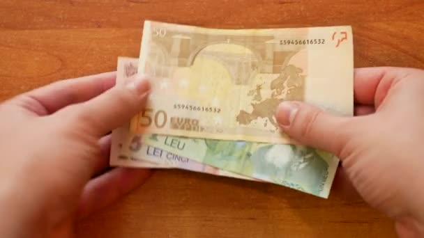 Hombre Extendió Lei Rumano Escritorio Madera Poner Euros Parte Superior — Vídeos de Stock