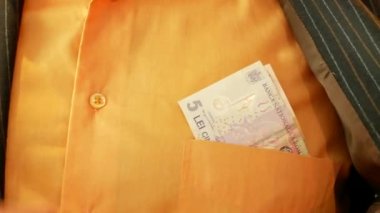 iş takım elbiseli adamı gömlek cebinden Romence Lei alıp Euro yerine koy. Romanya Avrupa Birliği kavramı ile entegre. yakın çekim 4k video görüntüleri