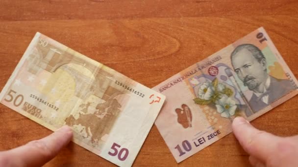 Przenieść Człowiek Spotyka Się Przez Palce Banknotów Euro Lei Rumuńskich — Wideo stockowe