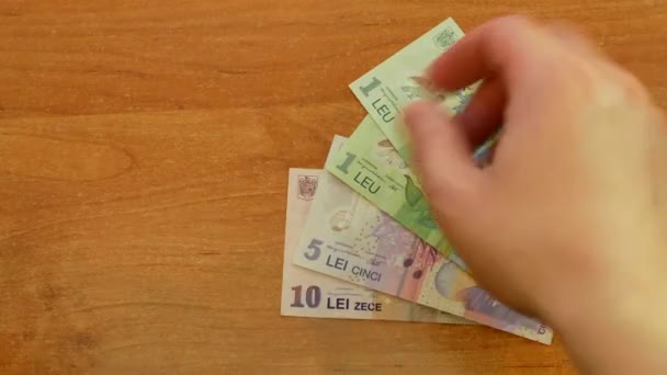 Рука Рассосредоточіться Румунською Болгарською Європі Євро Гроші Банкнот Знаходяться Столі — стокове відео