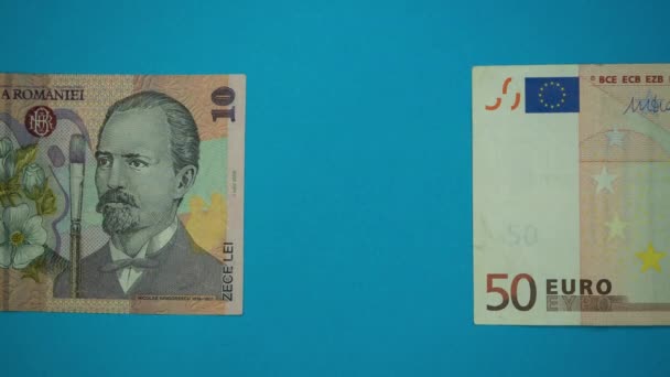 罗马尼亚对欧盟一体化进程的概念 特写停止停止运动4K 视频罗马尼亚列伊钱被覆盖与50欧元在蓝色背景 — 图库视频影像
