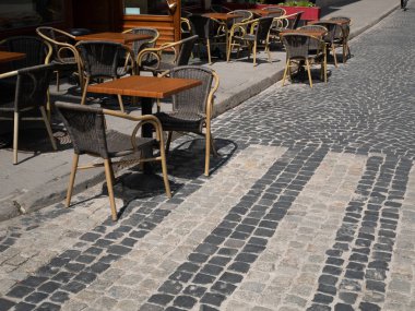 yaz terası lüks restoran koltuklar ve kaldırım masalarında ile birlikte. açık sokak geniş görüntü