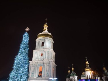 Kiev, Ukrayna - 30 Aralık 2018: Noel ağacı, St. Sophia çan kulesi ve geceleri Sofia manastır altın kubbe ile kare