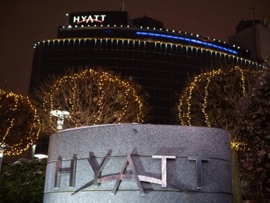 Kiev, Ukrayna - 30 Aralık 2018: Hyatt tabela ile Noel tatil kış dekorasyonları zemin üzerine bina otel ile ağaçlarda gece