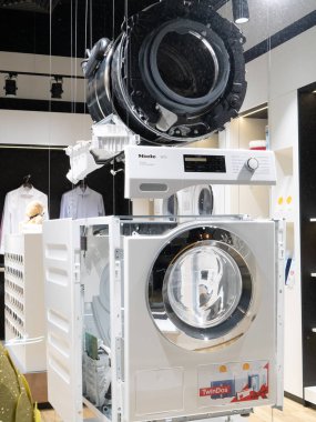Kiev, Ukrayna - 30 Aralık 2018: çamaşır makinesi Miele marka perakende mağaza showroom demonte