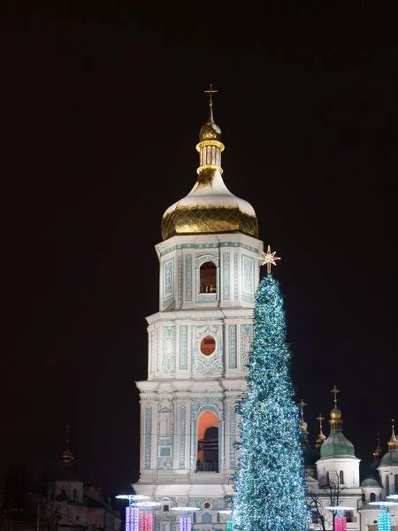 鐘塔の聖ソフィア大聖堂修道院ユネスコ遺産に近いキエフ ウクライナ 2018 クリスマス ツリー — ストック写真