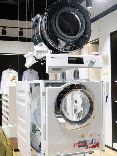 KYIV, UKRAINE - 30 DÉCEMBRE 2018 : Machine à laver démontée au magasin de vente au détail Miele — Image Kyiv Ukraine Décembre 2018 Machine Laver Démontée Magasin Vente Détail Images De Stock Libres De Droits