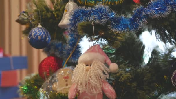 Primer plano del árbol de Navidad y regalos — Vídeo de stock