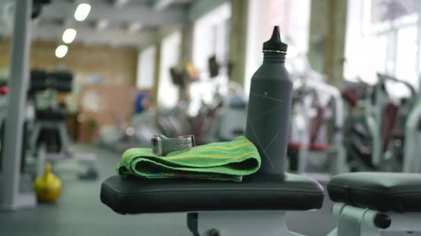 Horisontell panorering video inuti fitness gym — Stockvideo