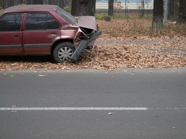 Uszkodzony Samochód Opuszczonych Chodniku Ulicy Miasta Zewnątrz Jesień Zdjęcie — Zdjęcie stockowe