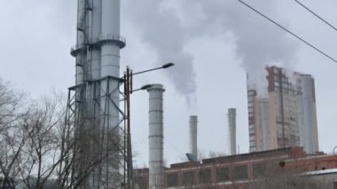 Fabrika bacaları dikey panorama video
