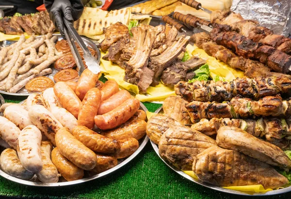 çok taze sokak gıda yerel adil pazarda - Barbekü barbekü et, tavuk pirzola, sosis