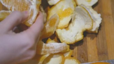 turuncu meyve mutfak tahtada peeling eller