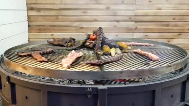 Przędzenia rundy koło bbq grill z mięsem — Wideo stockowe