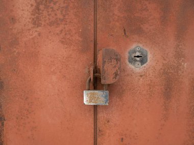 eski paslı kilit kırmızı zencefil boyama peeling ile metalik kapılar