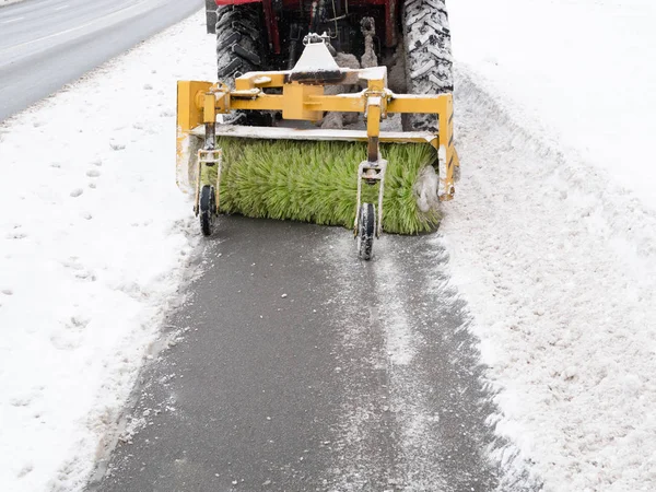 机器道路清洁设施在工作 在大雪水泡过后 用雪犁自动刷下的雪 清洗人行道路面 户外冬季形象 — 图库照片