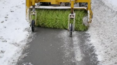 makine yol temizleme tesislerinde iş. kaldırım döşeme kar kar temizleme aracı otomatik fırça ile yoğun kar yağışı ödemeyi sonra temizlik. Açık Kış sezon 4k video