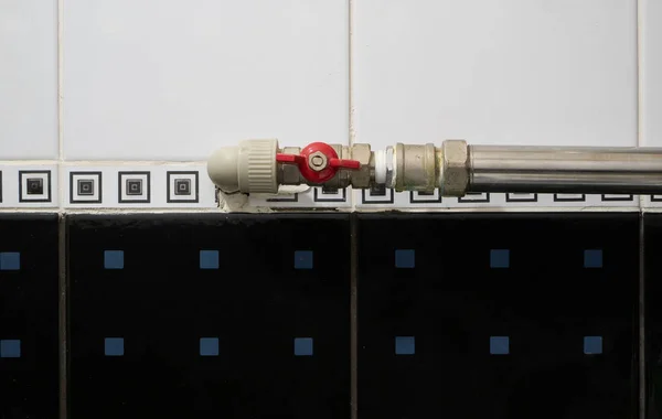 Pequena Válvula Tubulação Água Vermelha Tubo Banheiro Com Telhas Cerâmica — Fotografia de Stock