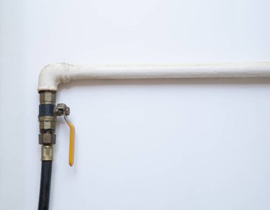 Beyaz arka plan üzerinde ev mutfak açılan vana ile gaz borusu