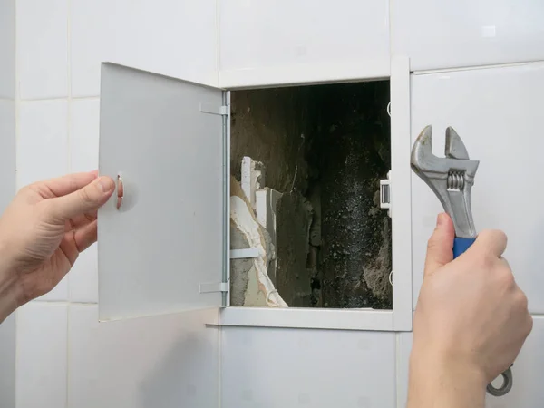 Υδραυλικός Κλειδί Ανοίξει Μικρή Πόρτα Στους Σωλήνες Στο Λουτρό Για — Φωτογραφία Αρχείου