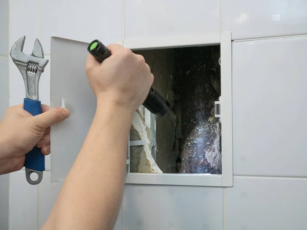 banyo otel oda veya ev el feneri ve anahtarı aracıyla, boru hatları teftiş tamirci tesisatçı