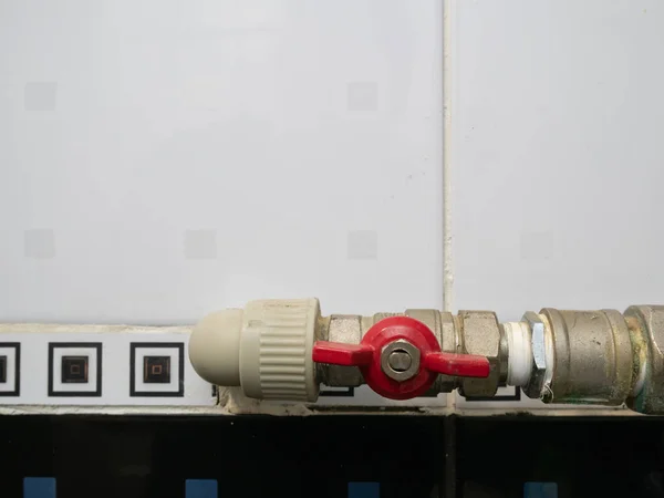 Closeup Válvula Vermelha Que Juntam Tubos Plástico Metálicos Banheiro Com — Fotografia de Stock