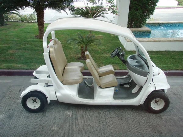 Pequeno Carro Golfe Branco Buggy Hotel Resort Tropical — Fotografia de Stock