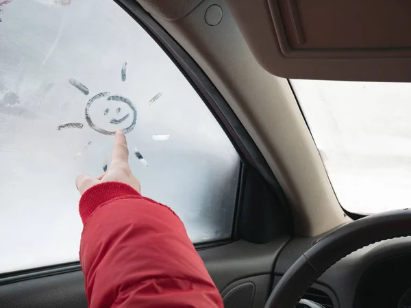 Filles Tirent Main Soleil Sur Fenêtre Gelée Voiture Hiver — Photo