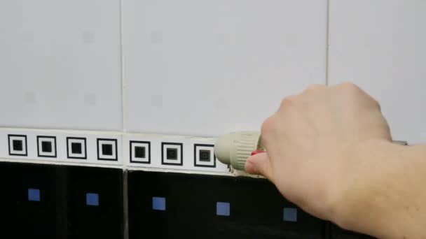 Instalatér Zapnutí Vypnutí Ventilu Potrubí Vody Koupelně Nástroj Billa Neplacení — Stock video