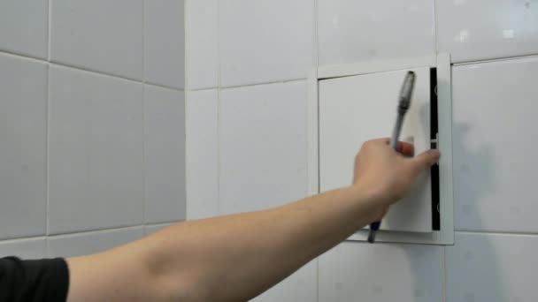 白色高加索水管工检查管道在家里 打开水管的小门 用手电筒检查里面 特写视频画面 — 图库视频影像