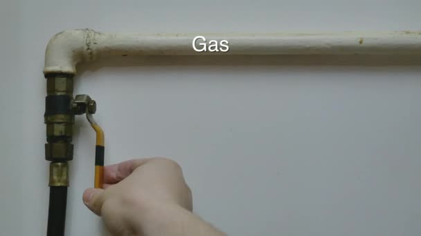クローズ アップは手近く オープンのガス管バルブ自宅マン 白の背景にクローズ アップのビデオ映像 — ストック動画