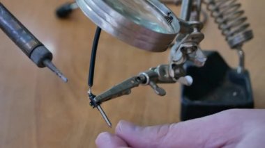 Büyüteç Camı büyüteç ile tel lehim teknisyen makro görüntüleri. 4 k yakın çekim video