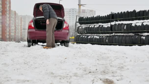 Человек Имеющий Проблемы Машиной Вынимает Аварийный Отражающий Треугольник Багажника Автомобиля — стоковое видео