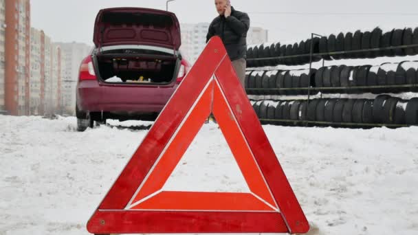 Road Assistance Help Concept Emergency Triangle Sign Foreground Man Calling — Stock Video