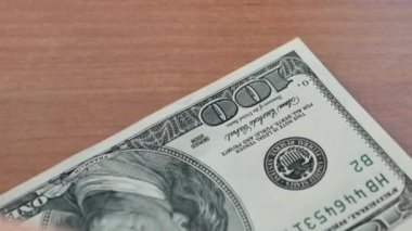 Beş yüz dolar bir masa üzerine baş aşağı 100 dolar banknotlar ile yerleştirme. makro closeup 4k video görüntüleri