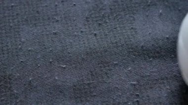 parçaları çıkarma ve koyu mavi giyim temizlik. aşırı yakın çekim makro video görüntüleri ile daha önce ve sonra fark karşılaştırma