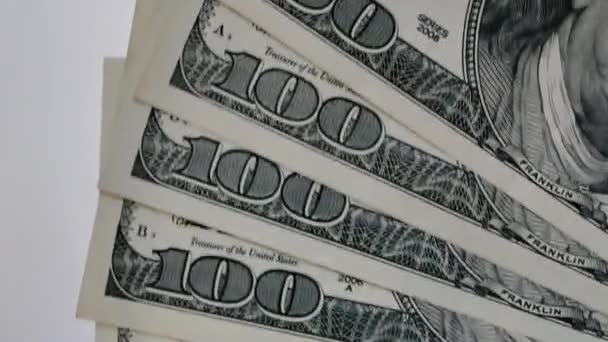 Birkaç Yüz Dolar Banknotlar Ile Sayı 100 Görünür Makro Beyaz — Stok video
