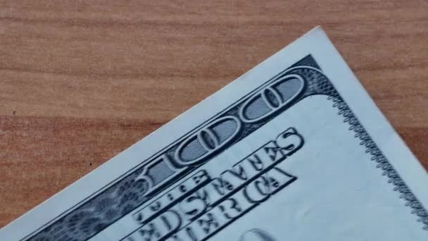 Umieszczenie Pięciuset Dolarów Amerykańskich Biurko Drewna Banknoty 100 Dolarów Makro — Wideo stockowe
