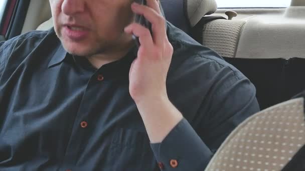 Closeup Vídeo White Caucasiano Man Businessman Formal Black Shirt Taxi — Vídeo de Stock