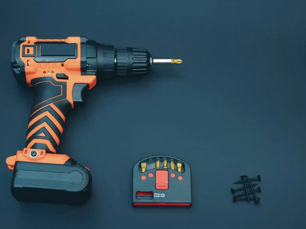 DIY Donanım mağaza konsepti. Tamirci ekipman Akülü matkap, bit ve vida set düşük anahtar tonlu görüntü
