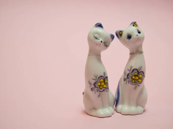 Дві Маленькі Керамічні Кішки Обидві Жінки Рожевому Фоні Голови Нахилені — стокове фото
