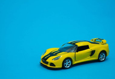 sarı oyuncak spor araba mavi zemin üzerine closeup