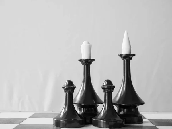 黑人非裔美国人幸福家庭的概念 棋盘上的四个棋子 — 图库照片