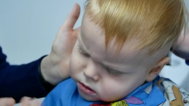 Mutsuz Çocuk Saç Kesim Yaparken Kuaför Dükkanında Oturmuş Yakın Çekim — Stok video