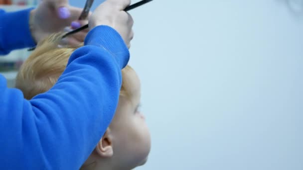 紧张的抖动小孩在理发店理发时扭动着头 白色高加索小孩使第一个发型 — 图库视频影像