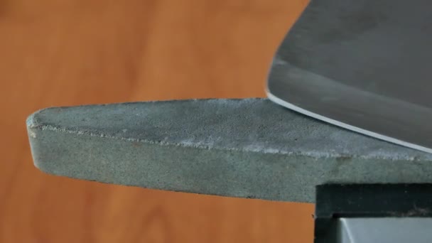 Afilar Cuchillo Carnicero Ancho Piedra Moler Vista Lateral Primer Plano — Vídeos de Stock