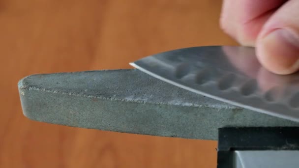 Afilando Cuchillo Chef Sushi Piedra Moler Lado Dividir Primer Plano — Vídeo de stock