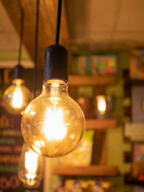 yakın çekim Edison Ampüller Lambalar thrift Shop tasarım dekorasyon olarak. Vintage bir düşük anahtar görünüm