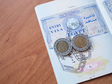 iki Mısır paralar ile Mısır vizesi ile uluslararası pasaport üzerinde Phraoh Portreler